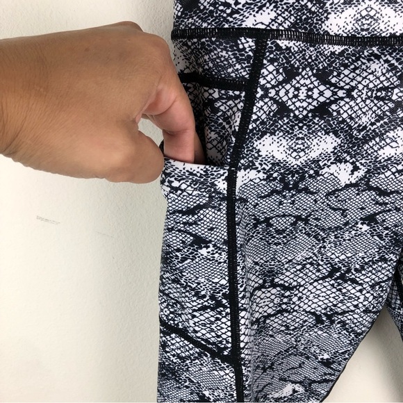 Zyia Active - Cobra Metallic Pocket Light n Tight Capri size: 6-8 - Picture 5 of 10